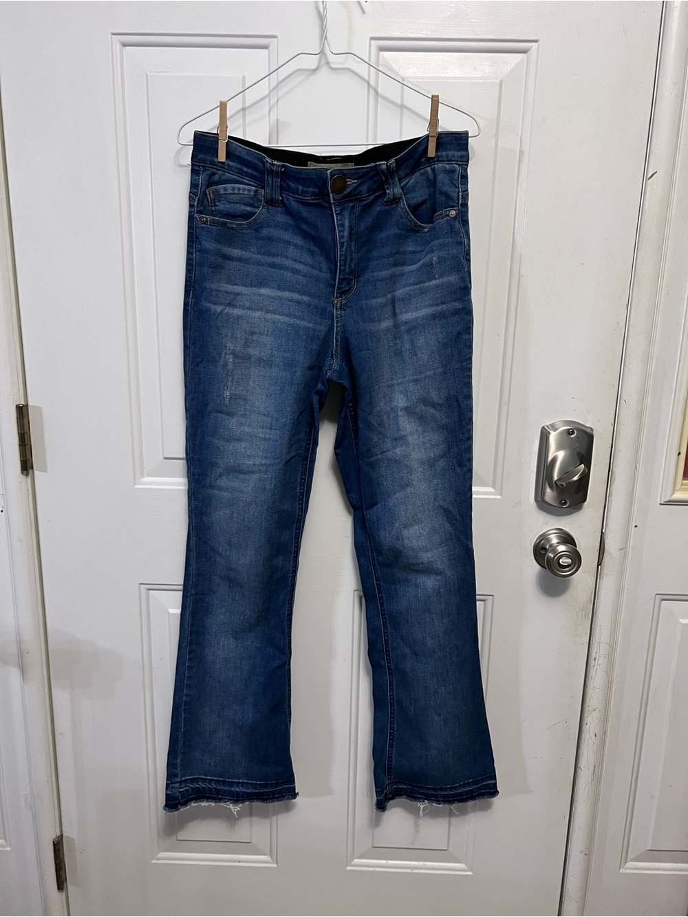 Democracy Women’s Size 8 Absolution Jeans Stretch Medium Wash Distressed 31”